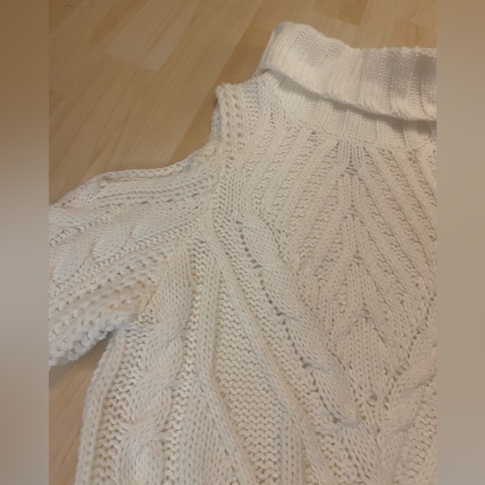 American Rag cold shoulder sweater - Picture 14 of 15